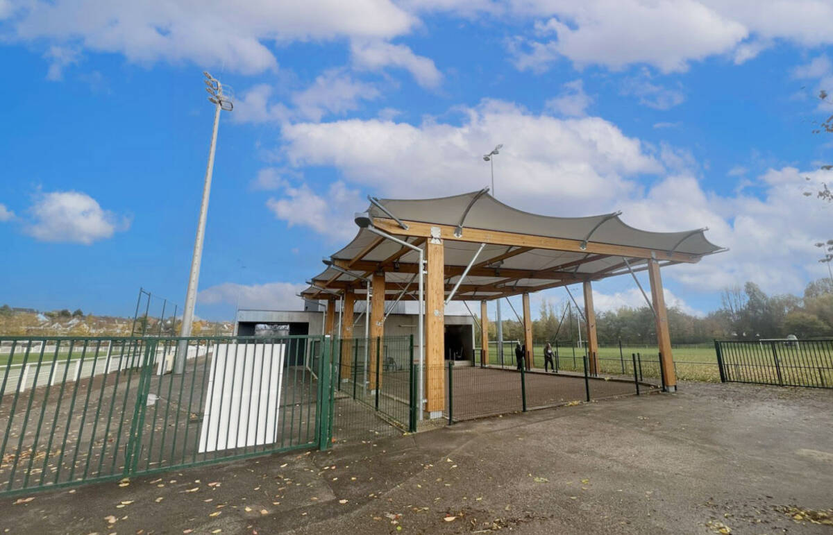 Asymmetrical outdoor playground in Truchtersheim, designed to adapt to the constraints of the site and allow play all year round.