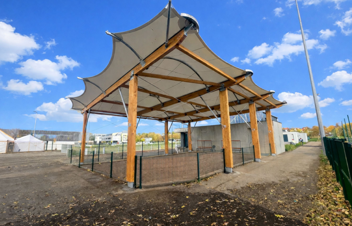 Asymmetrical outdoor playground in Truchtersheim, designed to adapt to the constraints of the site and allow play all year round.