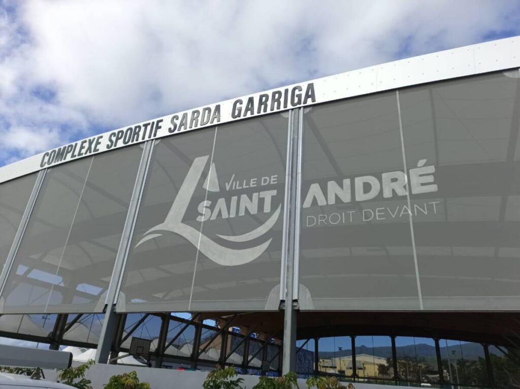 Construction of a multi-sport field in Saint-André (974): mixed wood-steel structure, 1,521 m², for year-round sports activities.
