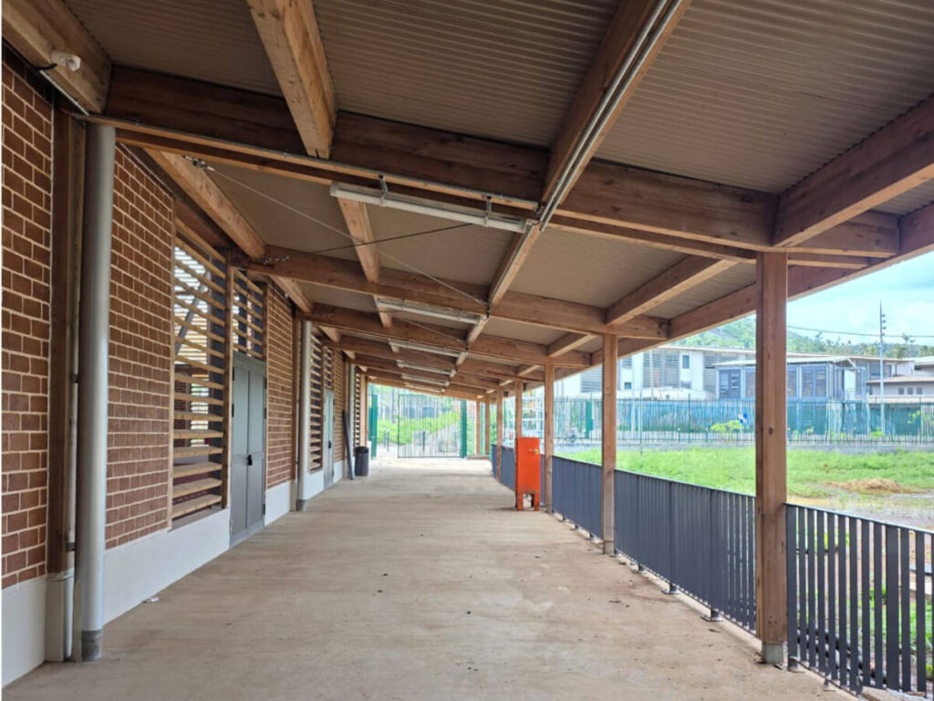 Sports complex in Mayotte: gymnasium and specialized rooms for young people in Mayotte, allowing them to practice sports all year round.