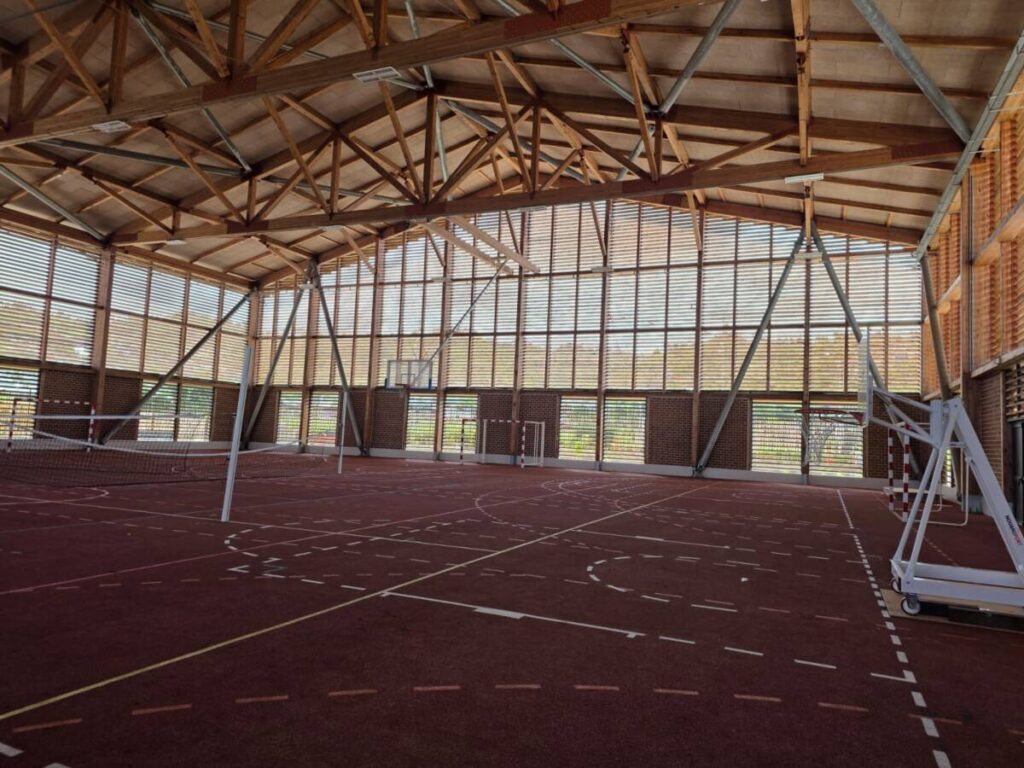 Sports complex in Mayotte: gymnasium and specialized rooms for young people in Mayotte, allowing them to practice sports all year round.