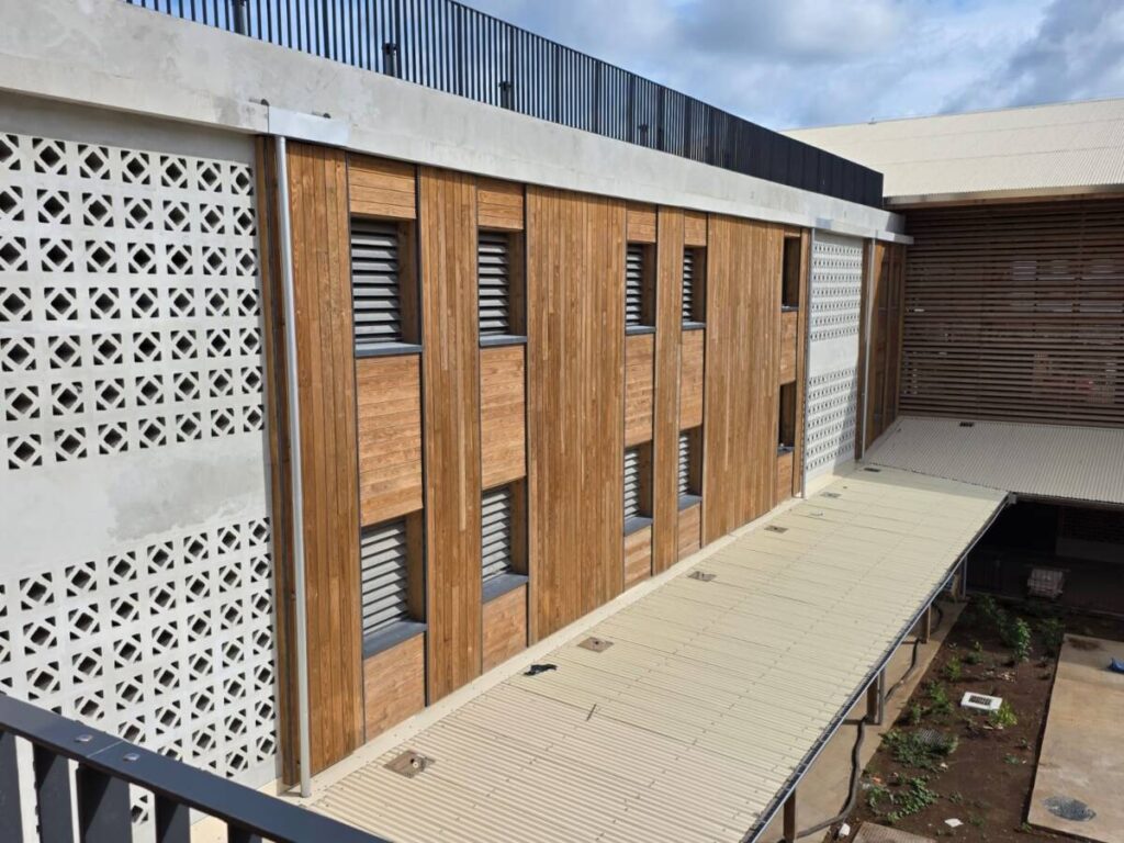 Sports complex in Mayotte: gymnasium and specialized rooms for young people in Mayotte, allowing them to practice sports all year round.