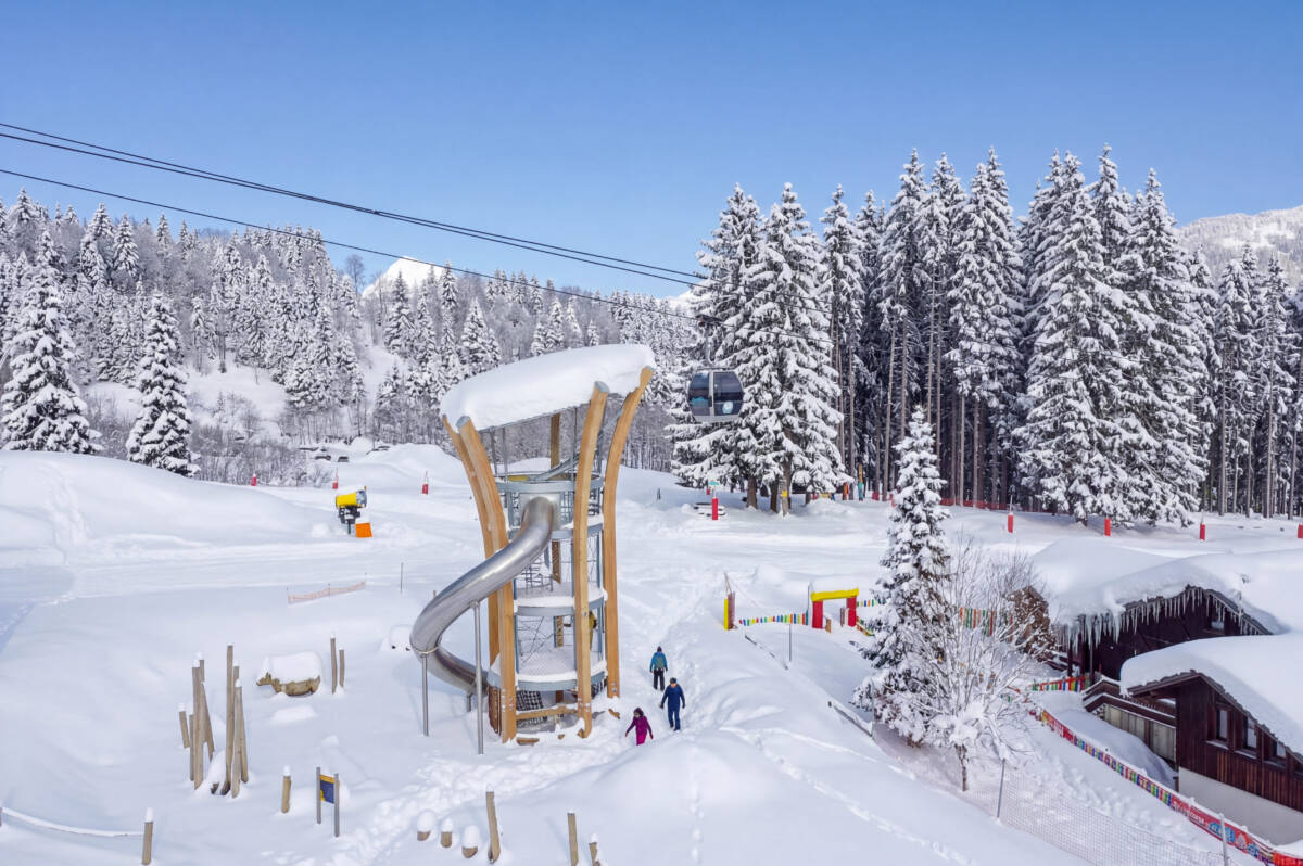 construction of a play area with a play tower in Morillon (France)