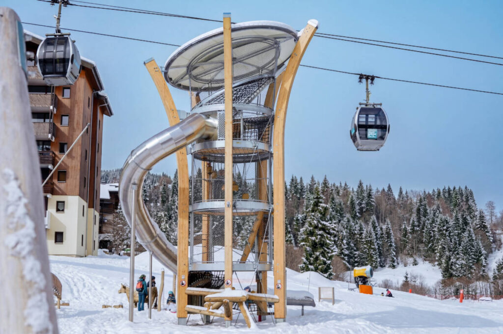 construction of a play area with a play tower in Morillon (France)
